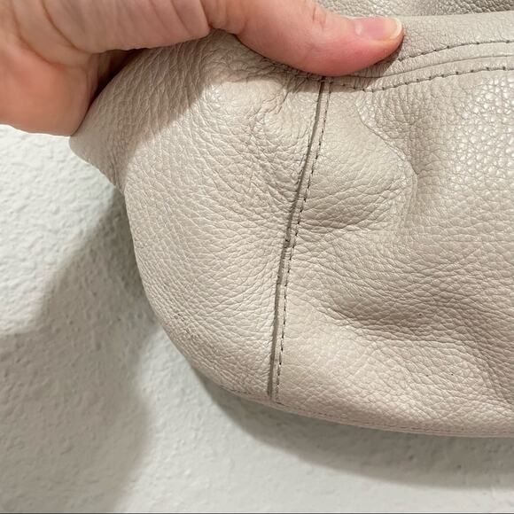 Marc Jacobs Cream Large Hobo Style Handbag Gold Hardware Shoulder Strap - Picture 5 of 12